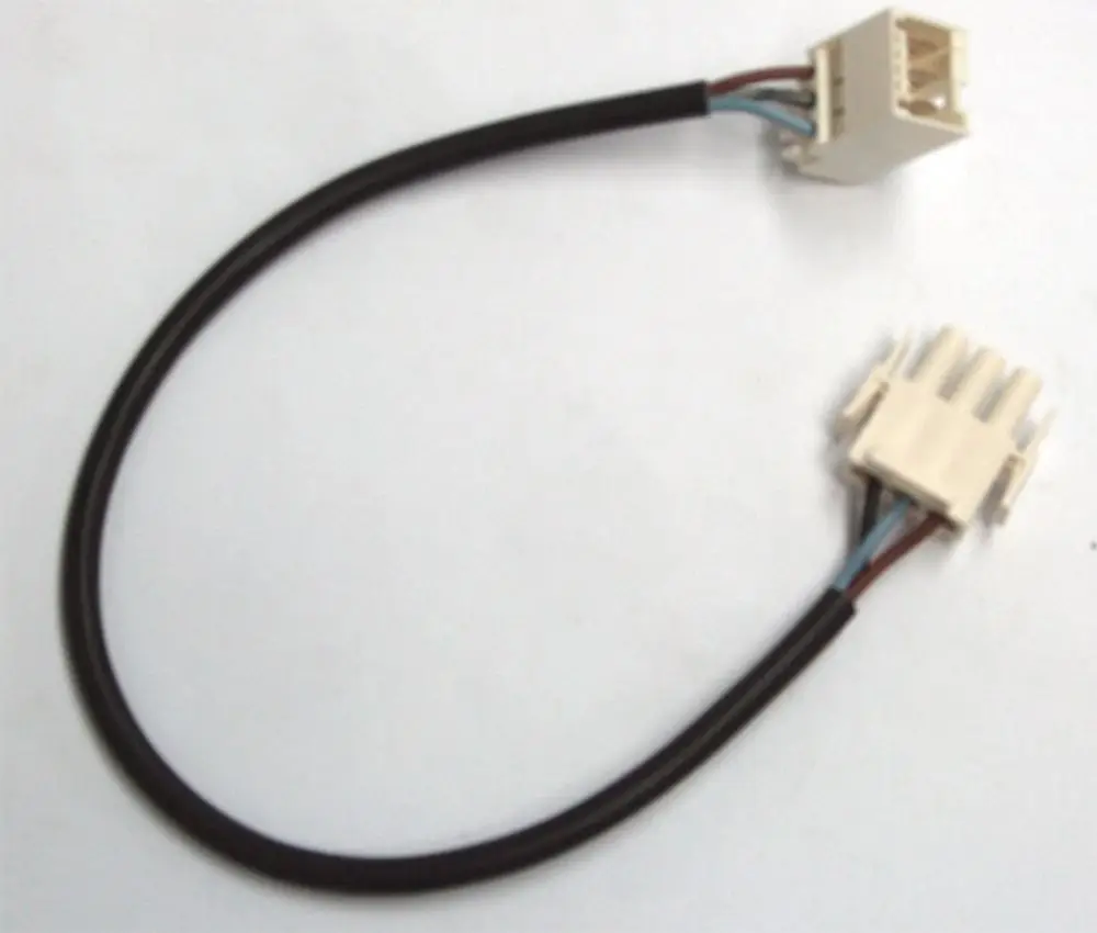 Kabel mit zwei Steckverbindern, das für die Zündeinheit eines Daikin Feuerungsautomaten verwendet wird. Verbindet elektrische Komponenten zur Funktion der Heizungssteuerung.